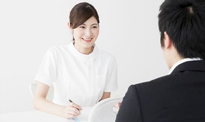 カウンセリングする女性スタッフ