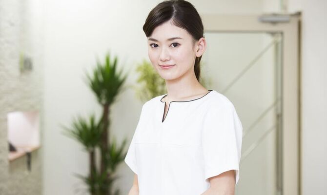 笑顔の女性スタッフ