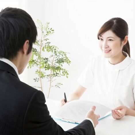 カウンセリング中の女性スタッフ