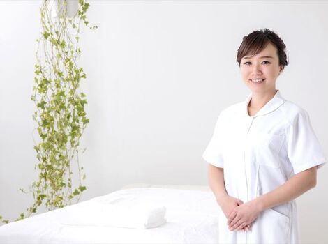 施術室と女性スタッフ