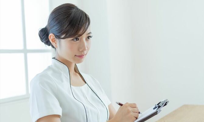 メモを取るスタッフ